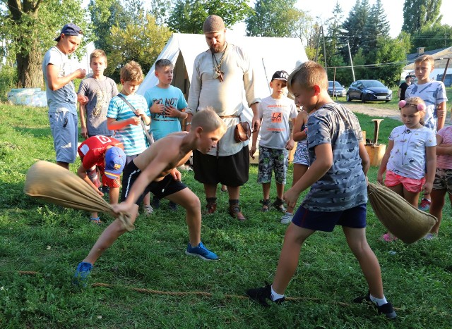 Średniowieczny piknik na radomskim Potkanowie. Stowarzyszenie Drużyna Grodu Piotrówka wzięło udział w pikniku historycznym "Wolny Człowiek Średniowiecza". Obóz średniowieczny, gry i zabawy, pokaz dawnych rzemiosł, średniowieczny poczęstunek to atrakcje jakie czekały na uczestników imprezy.