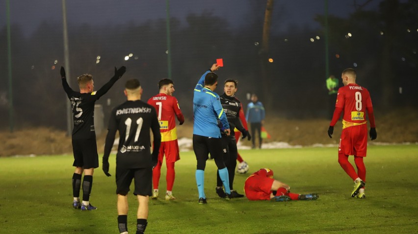 Korona Kielce pokonała w sparingu Skrę Częstochowa 1:0. Bramka pozyskanego Białorusina, czerwień i zmarnowany karny. Zobacz zdjęcia