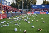 Pluszaki wylądowały na murawie stadionu Rakowa Częstochowa. Kibice wsparli Fundację Oczami Brata