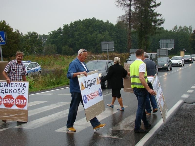 Oświęcim. Protest mieszkańców na drodze 948 w Grojcu. Kierowcy muszą liczyć się z utrudnieniami, tworzą się korki [ZDJĘCIA] 