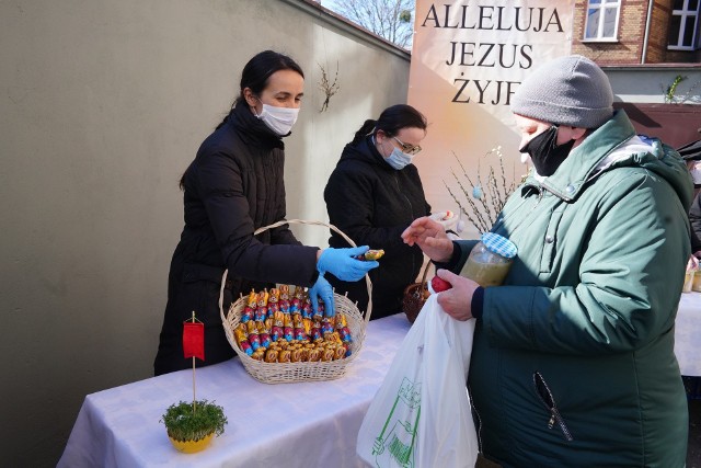 W poznańskim Caritasie odbyła się tradycyjna Wielkanoc dla potrzebujących. Wolontariusze wydali paczki żywnościowe na wynos.Przejdź do kolejnego zdjęcia --->