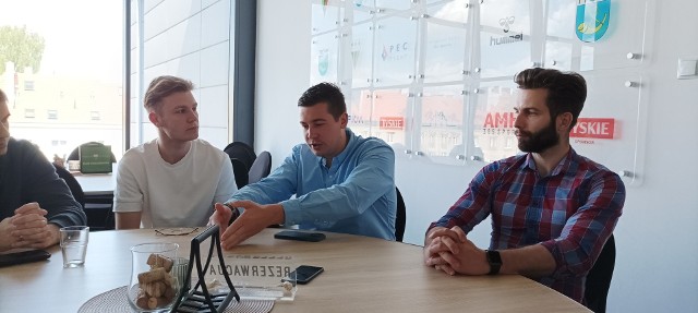 Maximilian Kothny (w środku) w czasie spotkania z dziennikarzami. Po lewej tłumacz Piotr Włodek, z prawej rzecznik GKS-u Tychy Krzysztof Trzosek.