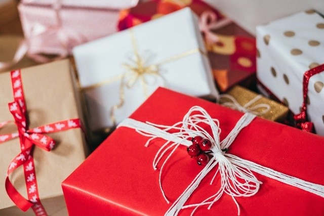 Przed świętami Bożego Narodzenia wiele firm decyduje się na przyznawanie dodatków świątecznych dla swoich pracowników.