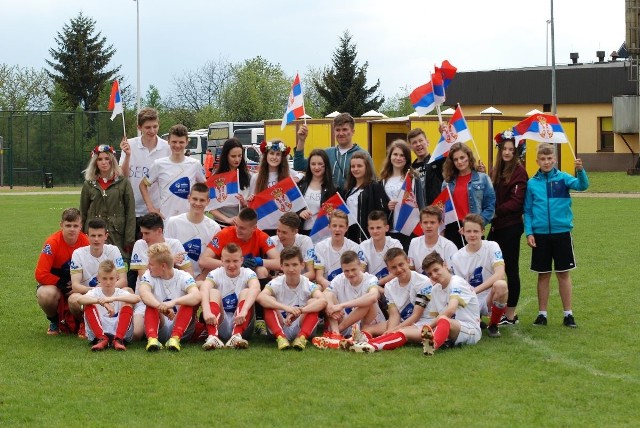 Piłkarska drużyna z Małogoszcza, która w turnieju MiniEuro 2017 reprezentuje barwy Serbii wraz z kibicami, którzy dopingowali swój zespół podczas wszystkich spotkań fazy grupowej