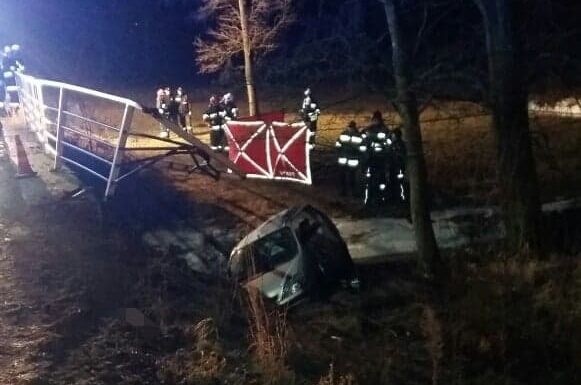 Do tragicznego wypadku doszło w rejonie miejscowości Stypułki - Borki na gminnej drodze około godziny 21.20 w piątek. Śmiertelny wypadek na Podlasiu. 15-letni kierowca zginął na miejscu (źródło: TVN 24/x-news)>