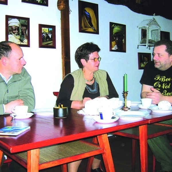 W naszym stowarzyszeniu czujemy się jak w rodzinie - mówią (na zdjęciu od lewej) :  Wojciech Szyszko, Maria Lukaszewicz i Jacek Lasiewicki
