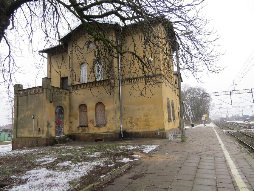Niewielki, pochodzący z XIX wieku budynek dworcowy w Wagańcu...