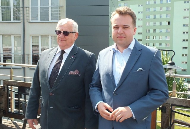 Ryszard Nosowicz (z lewej) i Marek Materek, podczas konferencji prasowej na tarasie Agencji Rozwoju Regionalnego w Starachowicach