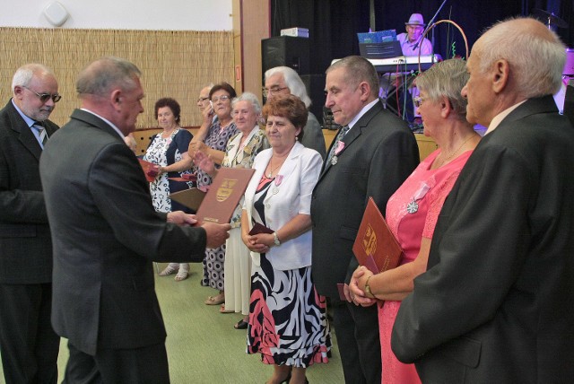 Medale za długoletnie pożycie małżeńskie wręczył wójt gminy Grudziądz, Jan Tesmer