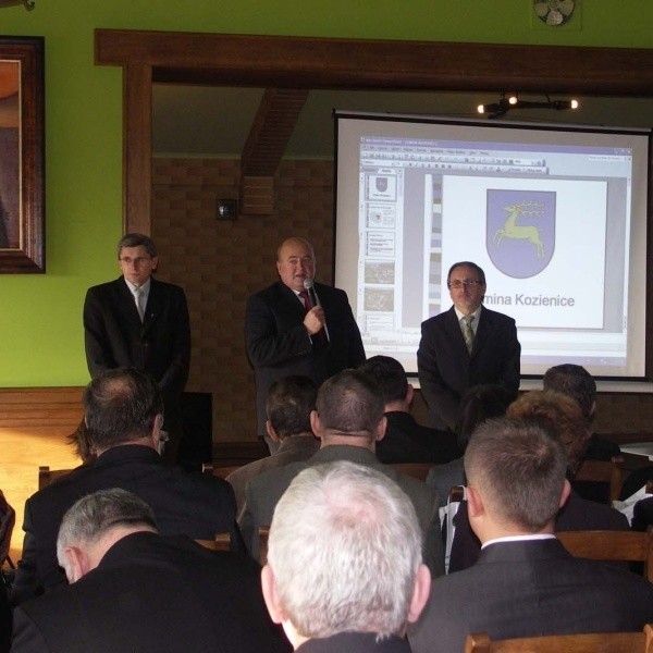Igor Czerwiński, wiceburmistrz Kozienic (od lewej), Janusz Stąpór, starosta kozienicki i Arkadiusz Nowakowski otwierają V konferencję.