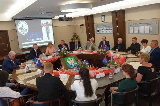 Podczas uroczystej Sesji Rady Miejskiej, w sobotę 1 czerwca radniMichałowa podjęli uchwałę o przyznaniu 2 tysięcy zł wsparcia dlanajbardziej potrzebujących pomocy mieszkańców gminy.