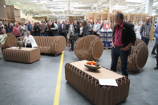 Na otwarciu nowej hali pokazano gościom różne produkty, które fabryka produkuje z tektury falistej, w tym oryginalne meble.