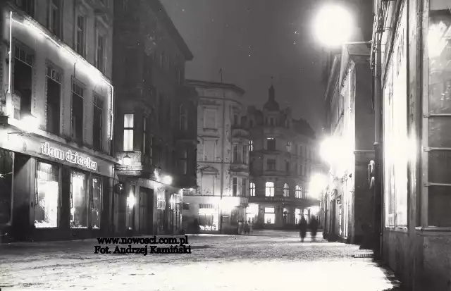 Legendy odchodzą po cichu. 28 marca 1990 roku został zlikwidowany Dom Dziecka na rogu ulic Szerokiej i Podmurnej. W „Nowościach” z tamtych czasów nie znaleźliśmy na ten temat ani słowa, a przecież dla każdego, kto był dzieckiem przed 1990 rokiem, miejsce to było rajem. Zgoda, urzędującego tam fryzjera nie wszyscy muszą wspominać z łezką w oku, nie każdy też lubił wbijać się w kalesony i inne części garderoby. Żaden młody torunianin nie mógł jednak przejść obojętnie obok sklepu z zabawkami! Zobacz także: Toruń w latach 90. w obiektywie Andrzeja Kamińskiego [DUŻO ZDJĘĆ]Dom Dziecka zniknął, do naszych czasów zachowały się zdobiące go płaskorzeźby z lat 50. Przynajmniej większość z nich.