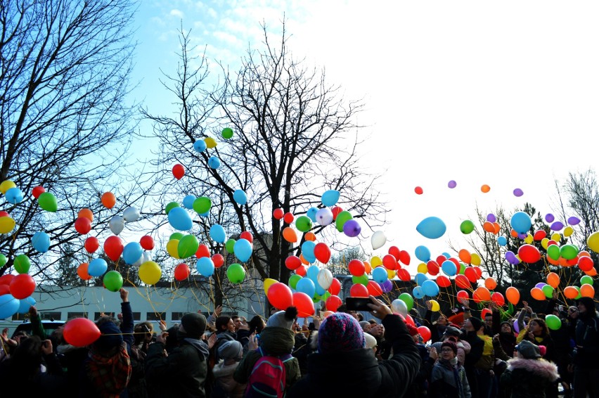 Balony z marzeniami odleciały w niebo. Fundacja "Pomóż Im" świętuje Dzień Dziecka z Chorobą Nowotworową [galeria]