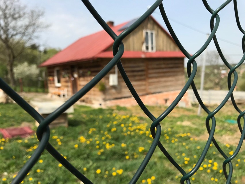 Fotografia przedstawia dom, gdzie prawdopodobnie doszło do...