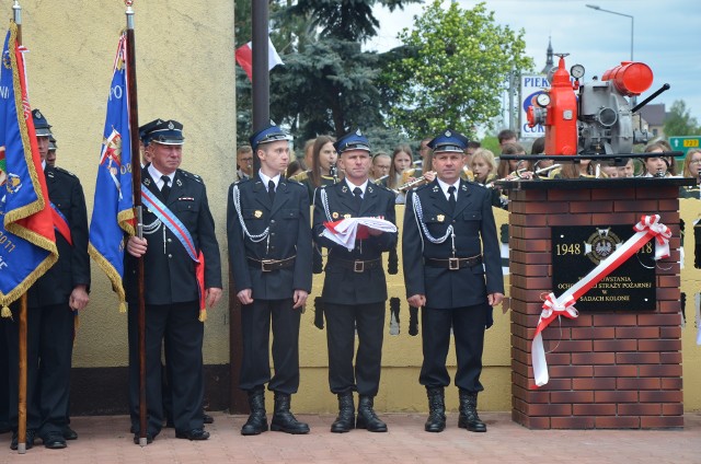 Uroczysta zbiórka strażaków przed odsłonięciem tablicy pamiątkowej w Sadach - Kolonii.