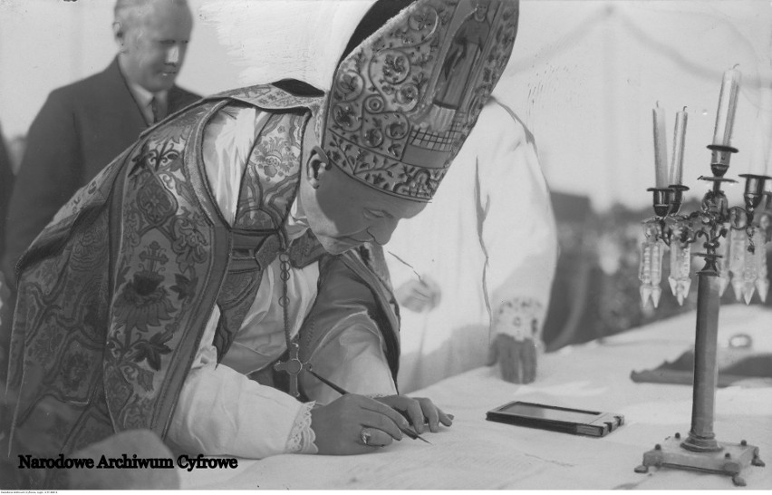 Wcześniej biskup Dominik dokument podpisał.