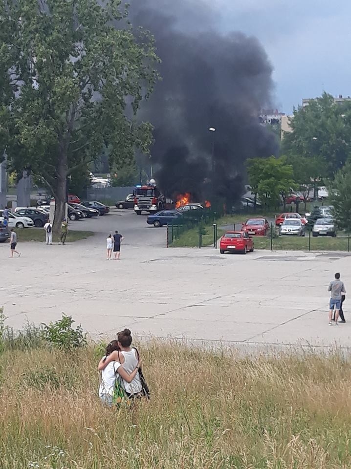 Kraków. Pożar samochodu między osiedlami II Pułku Lotniczego i Dywizjonu 303 w Nowej Hucie.