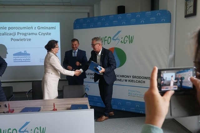 Na zdjęciu wojewoda świętokrzyski Agata Wojtyszek, burmistrz Włodzimierz Badurak wraz z prezesem zarządu Wojewódzkiego Funduszu Ochrony Środowiska i Gospodarki Wodnej w Kielcach, Ryszardem Gliwińskim.