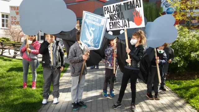 W ubiegłym roku szkolnym dzieci z SP 5 zorganizowały happening o smogu. Teraz nie pójdą, bo powietrze jest złe