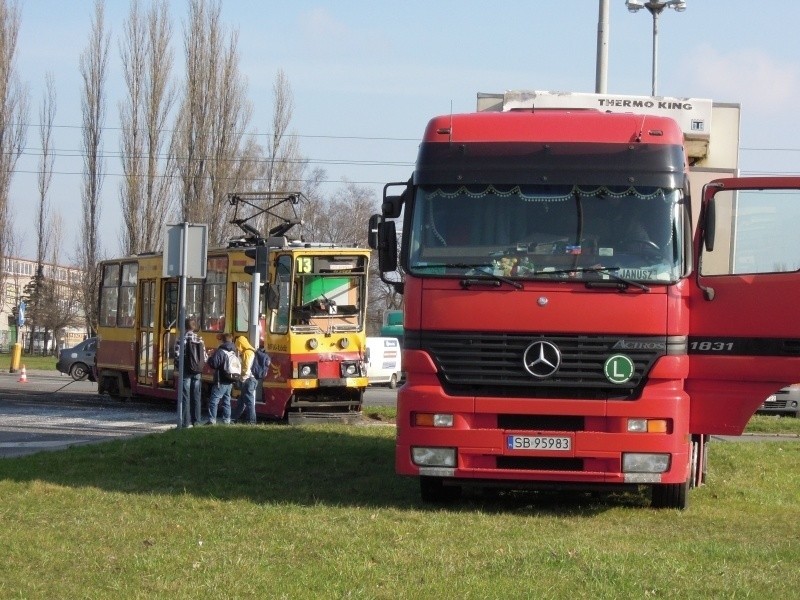 Ciężarówka zderzyła się z tramwajem