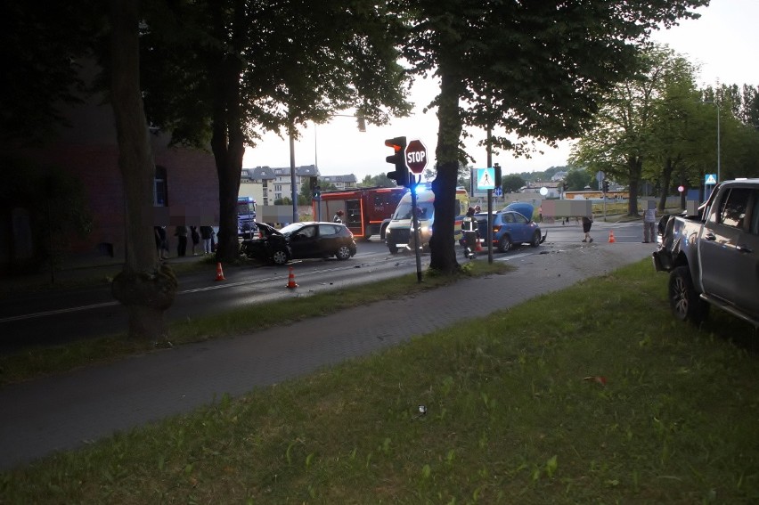 Wjechała na czerwonym świetle. Zderzenie trzech aut przy Westerplatte w Słupsku (ZDJĘCIA)