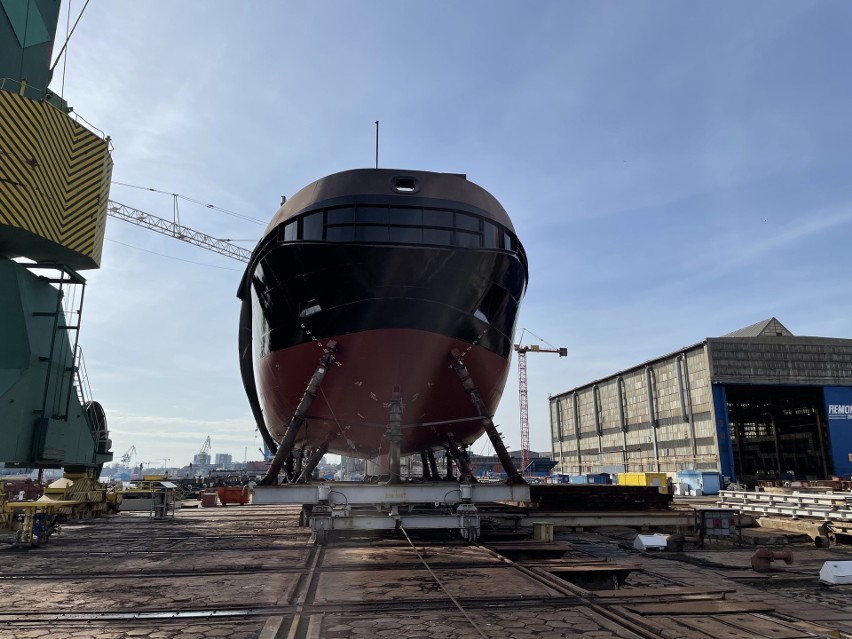 "Strażak 28" budowany dla zachodniopomorskich portów właśnie opuścił halę z gdańskiej stoczni
