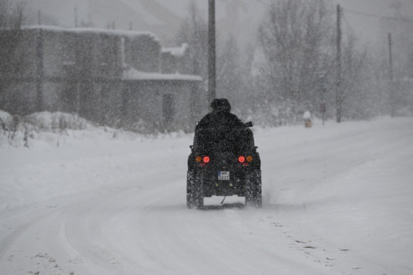 Przemyśl, 11.12.2022. Intensywne opady śniegu w Przemyślu,...