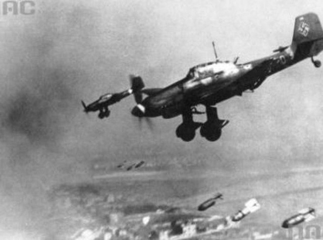 2 września 1939 r. - drugi dzień wojny, Niemcy bombardują Kamieńsk (pow. radomszczański),   Koluszki, Piotrków Trybunalski, Tomaszów Mazowiecki...