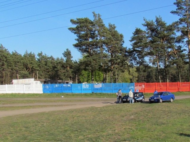 Pomalowanie płotu lęborskiego stadionu kosztowało kibiców prawie 500 złotych. Na farby zrobili zrzutkę.