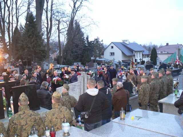 W Sandomierzu na Cmentarzu Katedralnym oddano hołd Żołnierzom Wyklętym. Po uroczystym apelu, złożono kwiaty i zapalono znicze.
