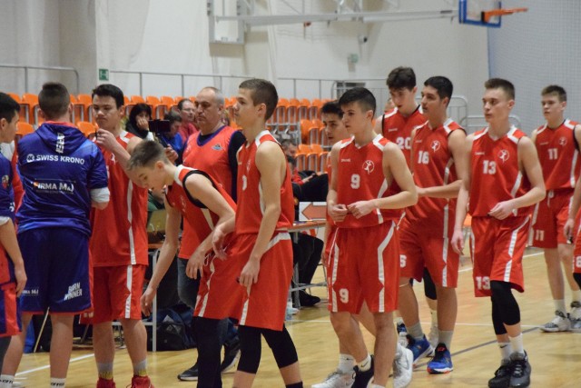 W piątek rozegrano kolejną porcję spotkań w ramach turnieju European Youth Basketball League. Swój pojedynek rozegrał między innymi AZS UJK Kielce, który uległ BC Teiwaz Kijów.AZS UJK Kielce - BC Teiwaz Kijów 87:74 (15:26, 18:26, 20:17, 21:18)AZS UJK Kielce: Basa 12 (1/3 celnych rzutów za trzy), Sywaluk 9 (1/1), Sadowski 6 (0/2), Kundera 26 (1/2), Wierzbicki 11 (0/1), Szymoniak, Adam Strojek 2, Kubus, Wesołek 1, Jurzyński, Malesza 5, Stanisław Strojek 2Teiwaz: Butko 15 (0/1), Yurchuk 11 (1/2), Khonda 14 (1/1), Solomka 7 (2/6), Chornohrytskyi 20 (2/6), Semecnenko, Shkayr 12 (0/1), Marchuk, Shkurko 6, Chuiko, Oliynik, Kolobashkin 2.-  Lubimy oczywiście wygrywać, i dziwnie być zadowolonym po porażkach, ale uwierzcie, że jakbyście widzieli zaangażowanie chłopców w drugiej połowie to bilibyście mocno brawo. Tak jak liczna publiczność na hali - napisał po meczu kielecki klub na swoim profilu na portalu facebook.com.Wyniki pozostałych piątkowych spotkań:LPS Bihorul Oradea - BK Junior Komarno 79:91BK NH Tigers Ostrava - Porsche Basketball-Akademie 43:60Szolnoki Kosarlabda Akademia - BC Swiss Krono Zary 75:76 (na zdjęciach fragment tego meczu)BCM Orli Prostejov - LPS Bihorul Oradea 81:104BC Teiwaz - BK Junior Komarno 85:80.Zestaw par sobotnich spotkań:Porsche Basketball-Akademie - Szolnoki Kosarlabda Akademia (godzina 9:30)BC Swiss Krono Żary - BK Junior Komarno (11:30)BK NH Tigers Ostrava - BC Teiwaz (13:30)LPS Bihorul Oradea - AZS UJK Kielce (15:30)BCM Orli Prostejov - Szolnoki Kosarlabda Akademia (17:30)BC Swiss Krono Żary - Porsche Basketball-Akademie (19:30)(DW)