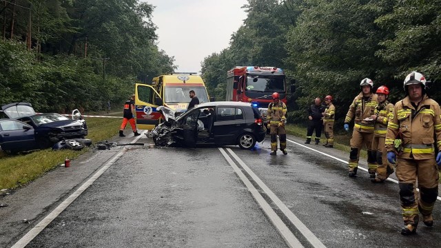 Zderzenie trzech samochodów na DK 75 w Niepołomicach. Do wypadku doszło 13 sierpnia w godzinach popołudniowych. Poszkodowane zostały trzy osoby