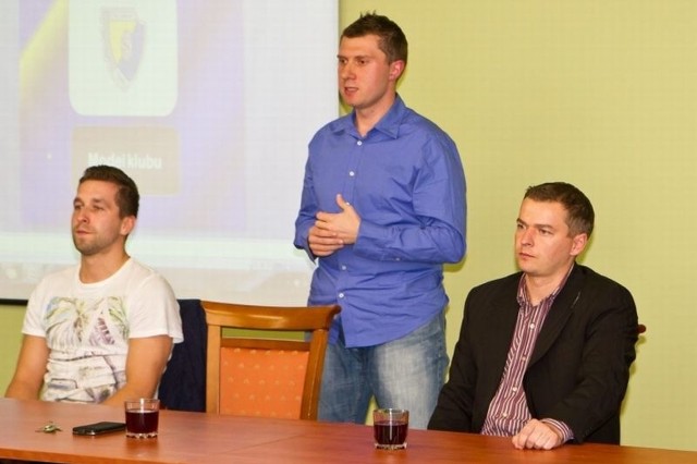 Jakub Gruszecki (z prawej) z pomocą trenera Marcina Gabora (w środku) chciał stworzyć nową Stal. Nie wyszło... Z lewej Damian Niemczyk, asystent trenera.