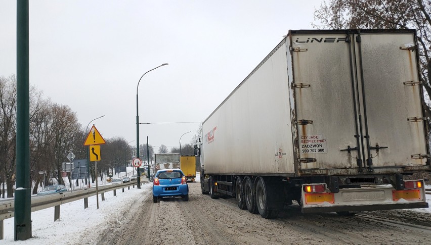 Tiry zablokowały drogę wojewódzką 910 (ul. Czeladzka) od...