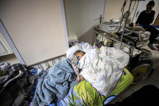 Kijów, Ukraina, 28 lutego: Dzieci, w tym pacjenci w trakcie leczenia ze zdiagnozowanym rakiem, były widziane podczas przenosin do piwnicy lub schronu Szpitala Dziecięcego Okhmatdyt podczas rosyjskich ataków w Kijowie na Ukrainie. 28 lutego 2022, Aytac Unal /Anadolu Agency/ ABACAPRESS.PL