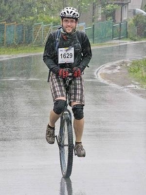 Do przejechania maratonu kolarskiego nie trzeba mieć całego roweru. Na zdjęciu Łukasz Chornikowski. Fot. Artur Bogacki