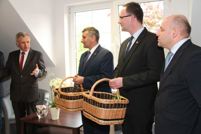 Od lewej burmistrz Rudnika Waldemar Grochowski, poseł Jerzy Paul, Grzegorz Męciński i starosta nizański Robert Bednarz.