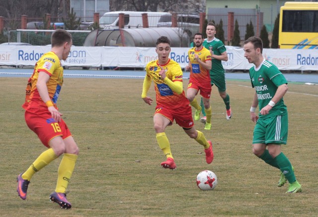 Piłkarze Radomiaka Radom w minioną niedzielę wygrali z Legionovią Legionovo 4:2. Czy w sobotę będą mieli okazję powalczyć o punkty z ROW-em w Rybniku? Decyzja zapadnie przed meczem. Na zdjęciu (z prawej) Damian Szuprytowski.