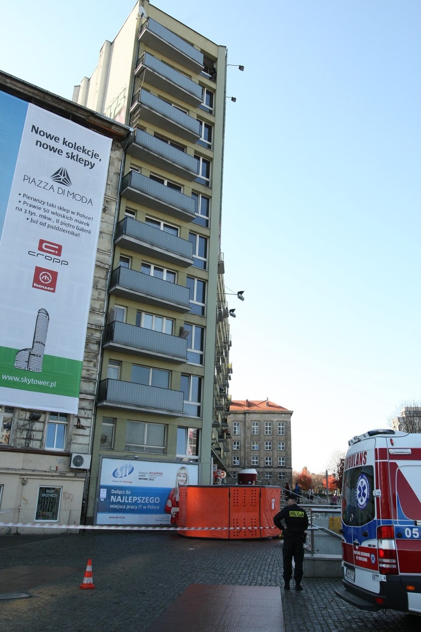 Wrocław, samobójca chce skoczyć z okna budynku na placu...