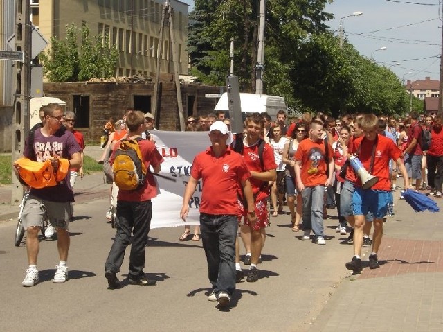 Ubrani na czerwono uczniowie i nauczyciele przeszli ulicami Łap. Tak zamanifestowali swój sprzeciw wobec przemocy w szkołach