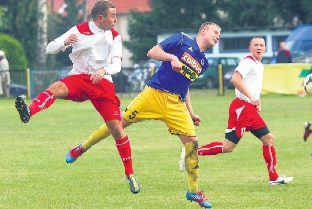 Pojedynek Stali Szczecin (niebieskie koszulki) z Gryfem Kamień Pomorski. Oba zespoły są dość daleko od miejsc premiowanych awansem.