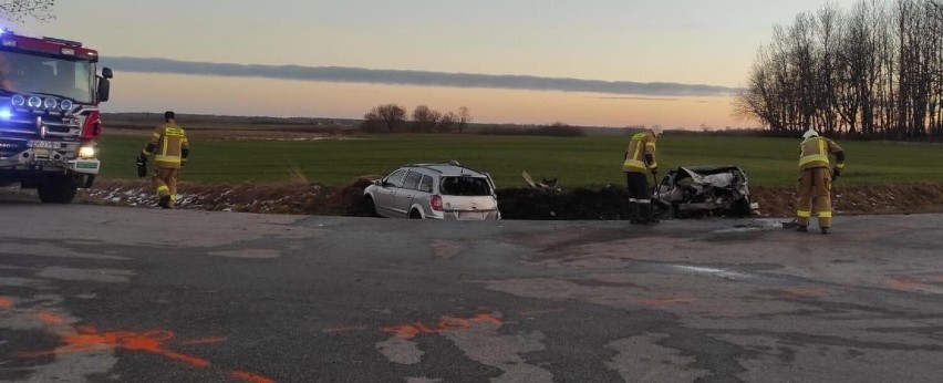Poważny wypadek w powiecie braniewskim. Opel uderzył w skodę. Auto doszczętnie spłonęło! Dwie osoby trafiły do szpitala. ZDJĘCIA