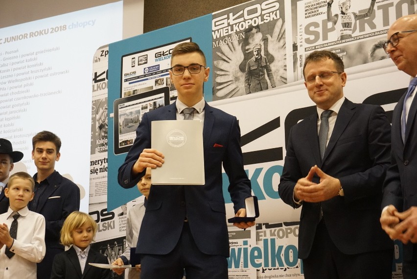 Laureaci odbierali statuetki i nagrody od partnerów naszego...