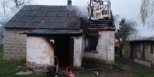 Do tragicznego w skutkach pożaru doszło w środę, 17 kwietnia, wczesnym ranem w gminie Złoczew. Ogień strawił całkowicie dom w Mikleszu, a w płomieniach zginął jego prawie 100-letni właściciel.CZYTAJ DALEJ NA KOLEJNYM SLAJDZIE
