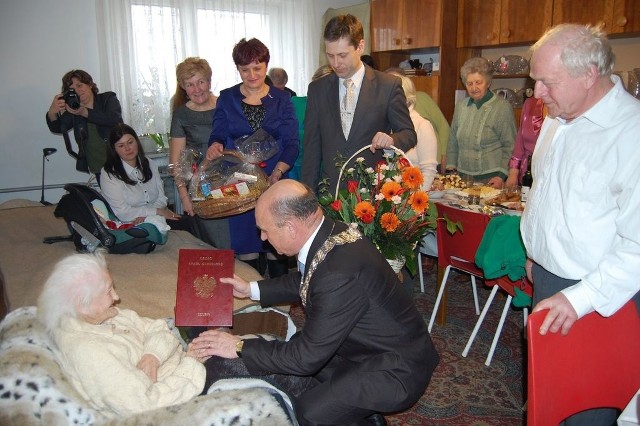 Na setne urodziny Zofii Stawickiej z Szubina zjechało wielu gości. Na zdjęciu życzenia składa jubilatce burmistrz Ignacy Pogodziński