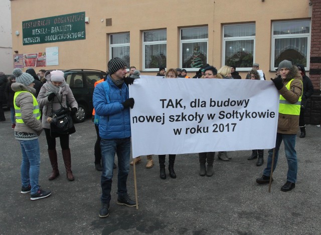 Mieszkańcy Sołtykowa z transparentami przyjechali na posiedzenie Rady Miasta w Skaryszewie.