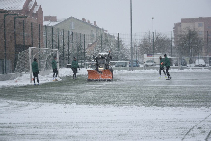 Piątkowy śnieżny trening piłkarzy Radomiaka Radom na boisku ze sztuczną nawierzchnią przy ulicy Rapackiego (Zobacz zdjęcia)