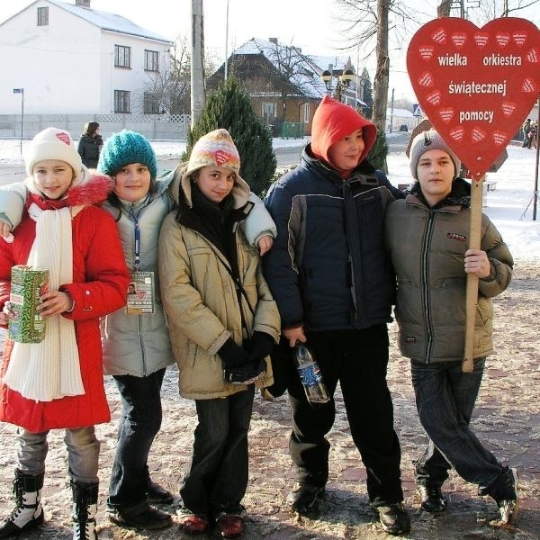 W tym roku rudnicka młodzież bardzo zaangażowała się w WOŚP. Już od samego rano można było ich spotkać na terenie całego powiatu niżańskiego.