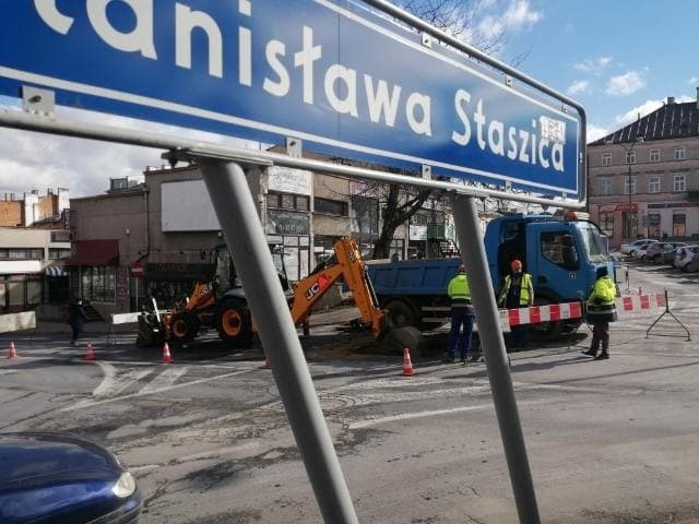 Wąskie gardło na ul. Świętoduskiej w Lublinie. Przez awarię sieci wodociągowej